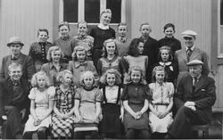 Elever og lærere ved Røros Folkeskole , avgangsklasse B, 194