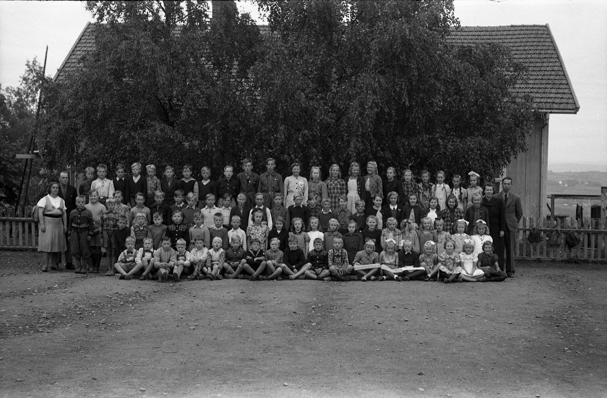 Skolebilde fra Vilberg skole, Ø.Toten, juni 1947. Ni bilder der personene er nummerert på nr. 8 (tilsvarer bilde nr. 1 og 2), mens nr. 9 er navneliste. Bilde 1 og 2 er identiske, mens det er en marginal endring på bildene 3-7 ift. de to første. Det gjelder blandt guttene som står lengst til venstre ved sida av Iris Hågård, der nummer 42 på bildet med nummer synes ikke å være med på de fem siste.