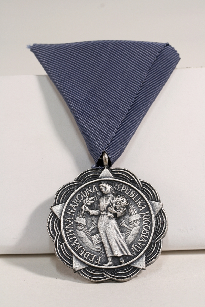 Medalje og tre miniatyrer i eske.