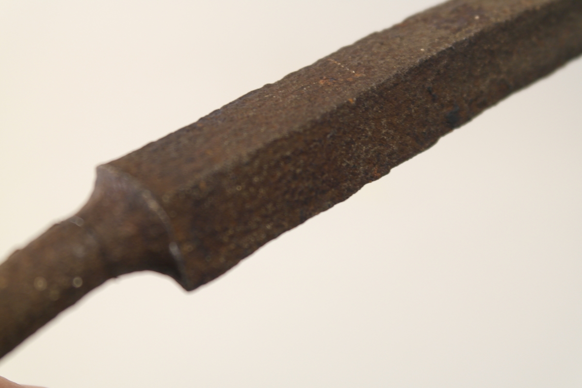 Stålbajonett. Støpt med trekantet tverrsnitt. Holk øverst.