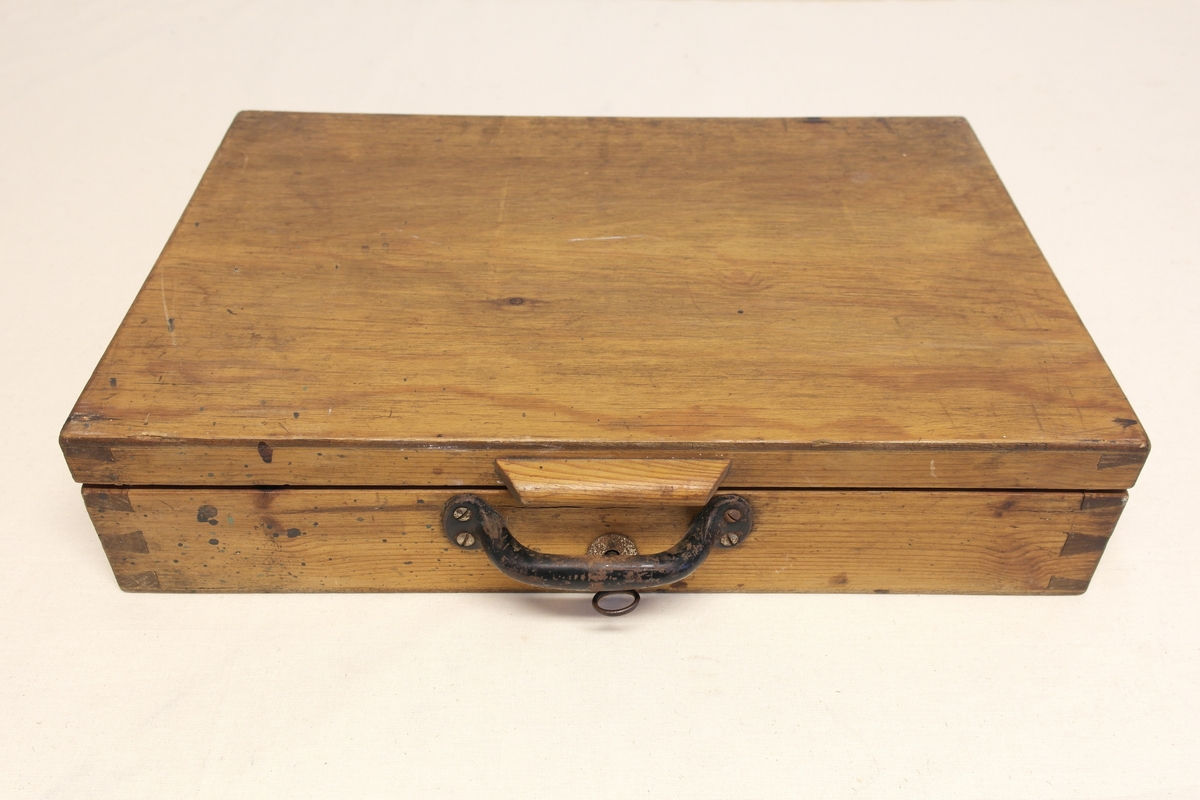 Hovslagerkasse (a) med hovslagerverktøy (b-i) i smidd jern.
A) Kasse i eik (?) med håndtak, hengsler og nøkkel. Nøkkelbeslag skiftet ut etter produksjon.
B) Tang/Brekktang. Innpreging. Til å ta av gamle sko.
C) Kniv/Hovkniv.
D) Dor/Sømdor. Til å få ut gamle søm.
E) Hammer/Klinkhammer/Skohammer. Treskaft.
F) Tang/Hovtang.
G) Jern/Klinkejern.
H) Hestesko.
I) Søm.