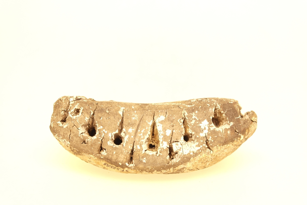 Knivkjuke (sopp), som vokser på trestammer. Brukt som "nålepute" for kniver. Initialer skåret inn.