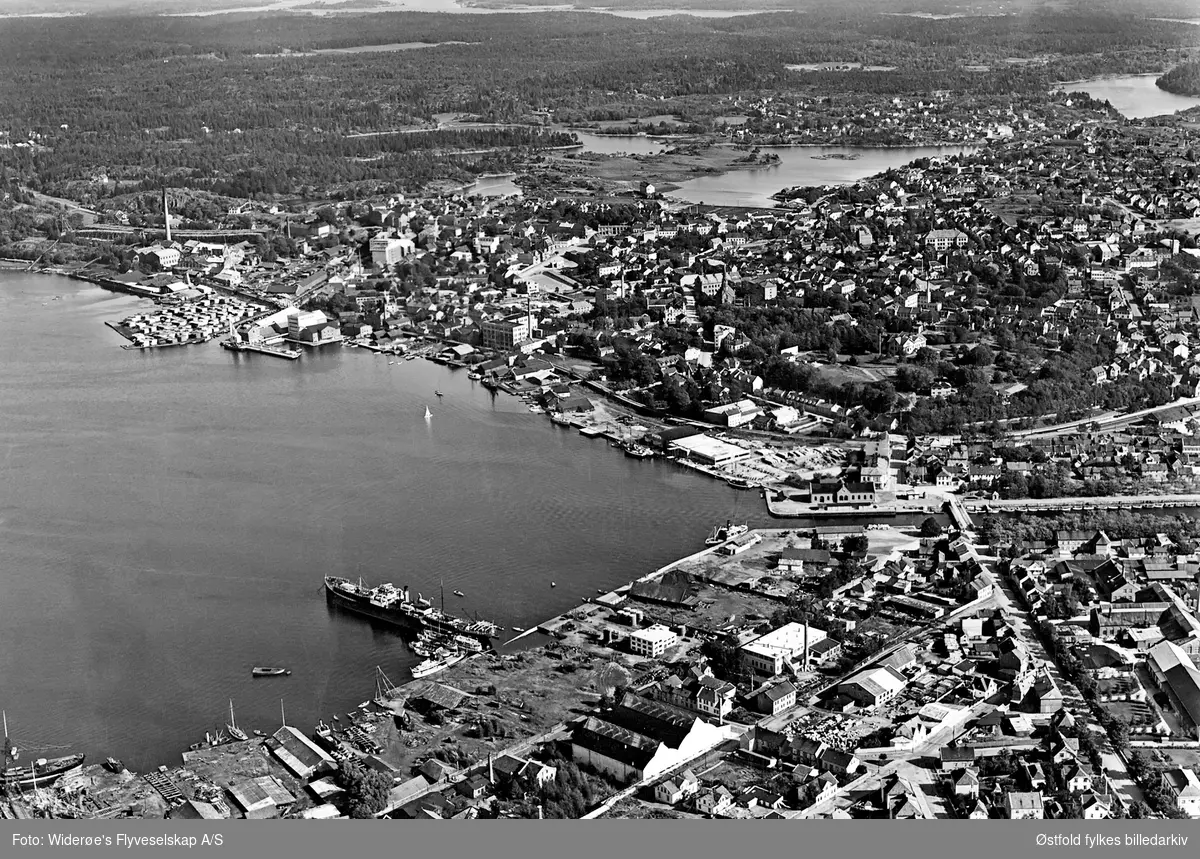 Oversiktsbilde av Moss sentrum, Kanalen og Jeløy med verftet. Flyfoto fra ca. 1934-35.
Dette er før Posthusgården (Prinsensgate 6) ble bygget, altså før 1936.