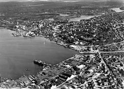 Oversiktsbilde av Moss sentrum, Kanalen og Jeløy med verftet