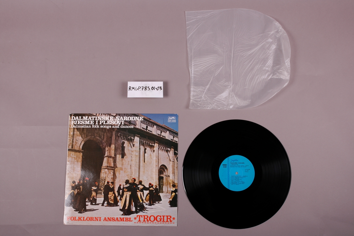 Grammofonplate i svart vinyl og plateomslag i papp. Plata ligger i en plastlomme. På baksiden av omslaget er det skrevet en kort tekst med blå penn, datert Trondheim, 8.05.1982.