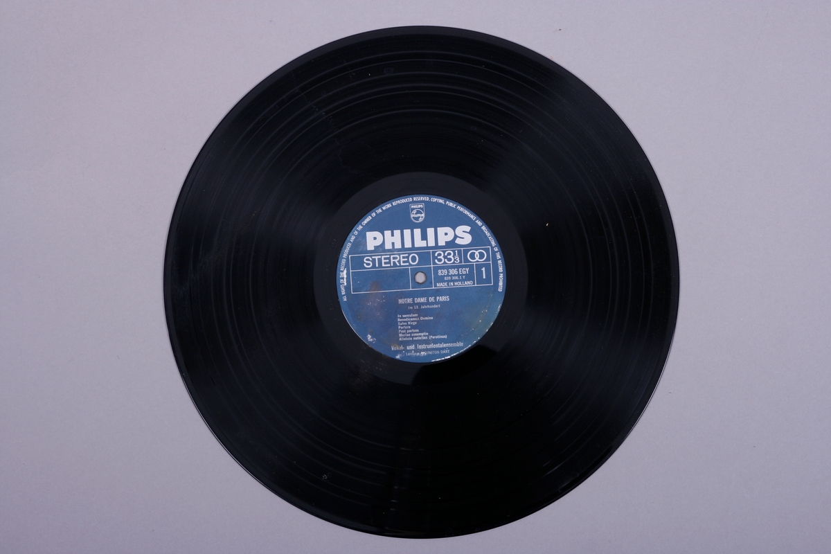 Grammofonplate i svart vinyl og en plast- og papirlomme. Plata ligger i en uoriginal papirlomme.
