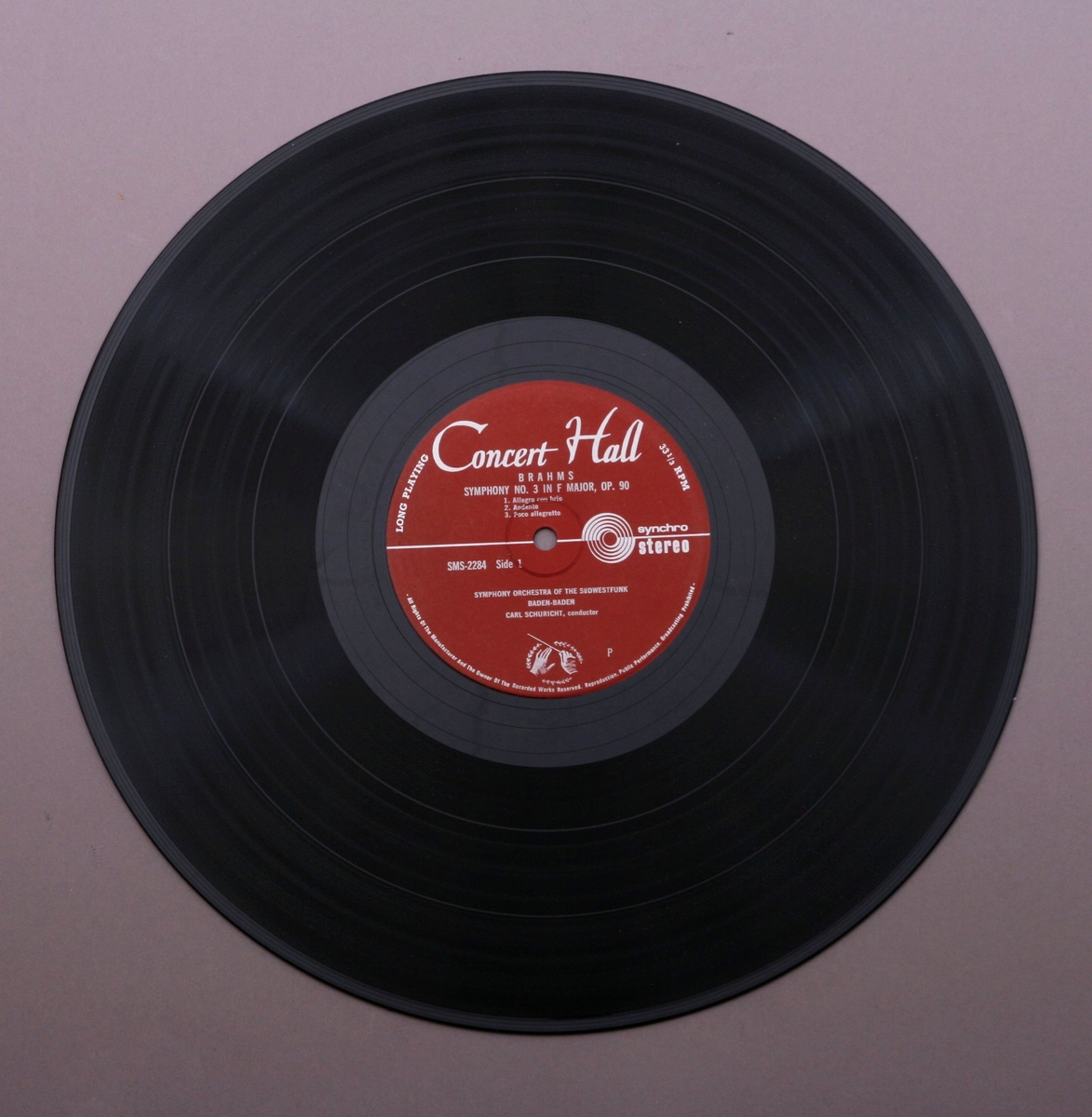 Grammofonplate i svart vinyl og plateomslag i papp. Plata ligger i en papirlomme.