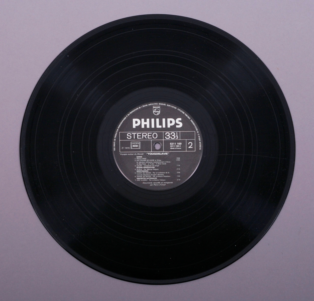 Grammofonplate i svart vinyl og plateomslag i papp.
