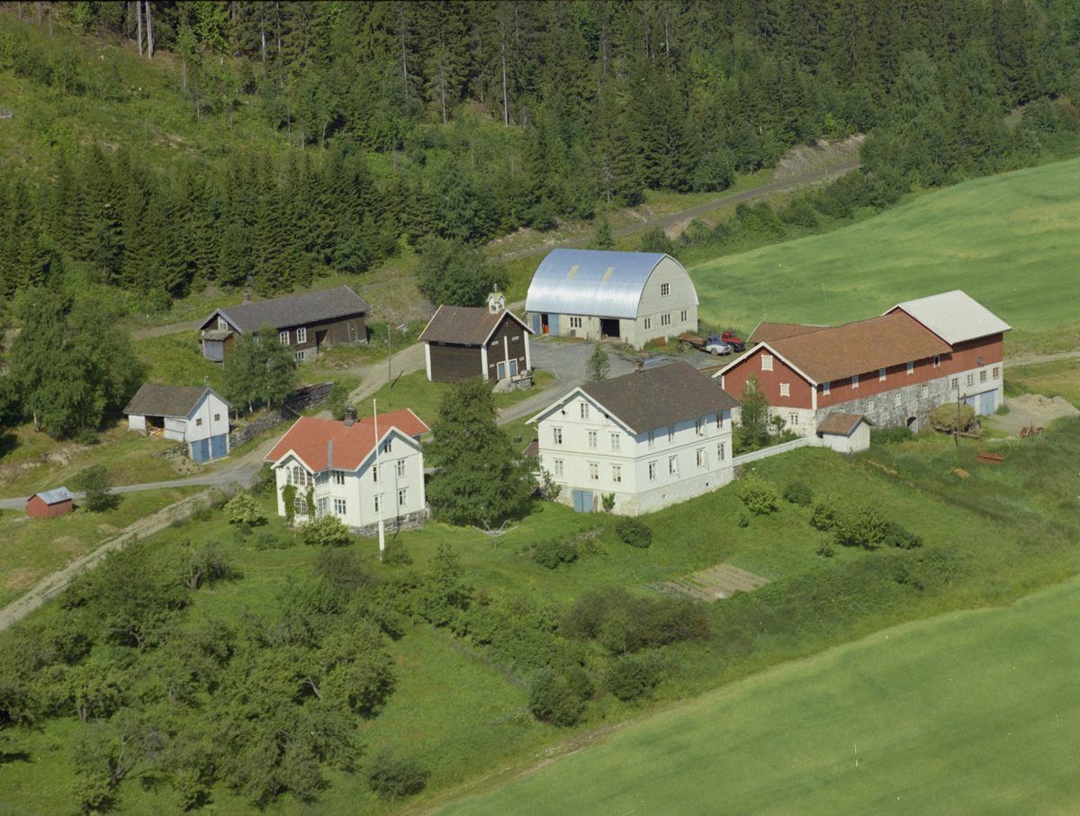 Tråset/Troset/ Traaseth søre, Vingnes, Lillehammer. Moderne driftsbygning med rundet metalltak, stabbur, kulturlandskap, bygninger, gårdsbruk, skog.