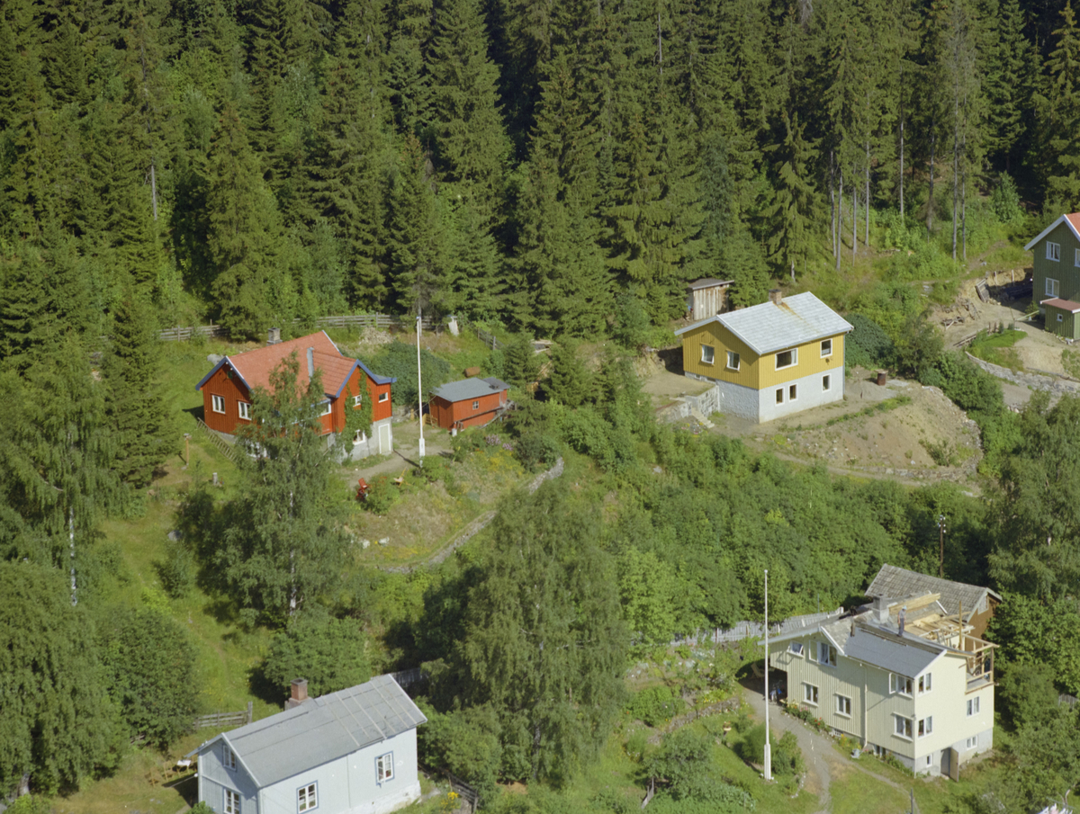 Lillehammer, Vingnes. Det lysegule huset nederst til høyre er Hovslivegen 27, mens det gule huset bak er antatt å være Risesvingen 27.