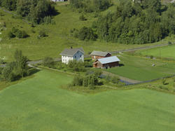 Bygninger, kulturlandskap, gårdsbruk. Bak på bildet er noter