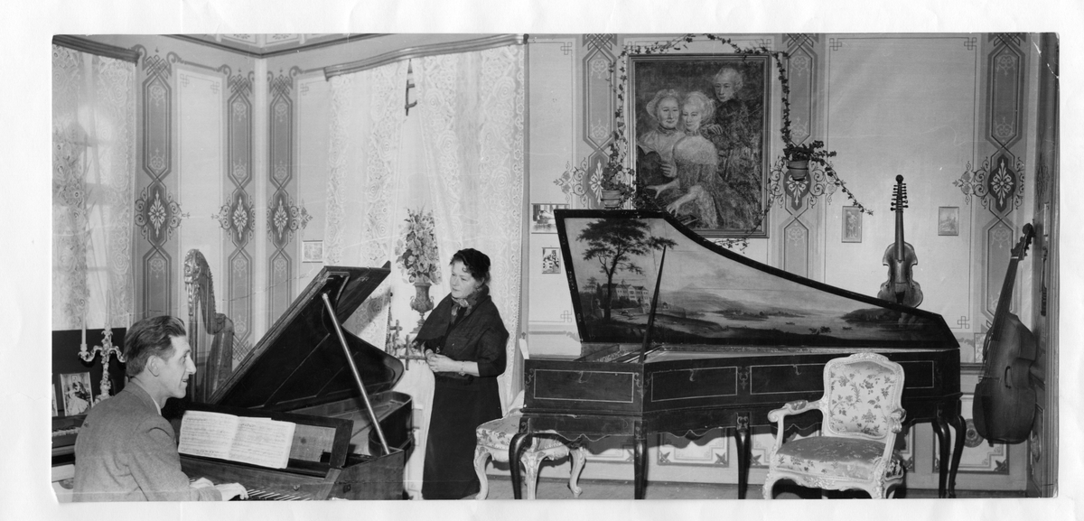 Kapellmester Finn Audum Oftedal spiller på André Stein pianoforte. Victoria Bachke står mellom det og en cembalo fra 1750. På veggene til høyre henger det en Viola dámore og en viola da gamba.