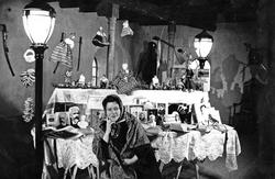 Bilde av Victoria Bachke fremfor en utstilling av russiske k