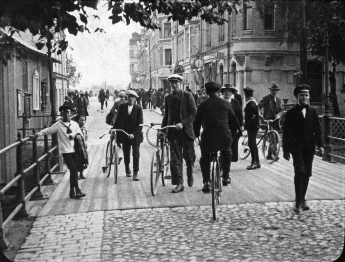 Stora Bron med flanörer, 1910-20.