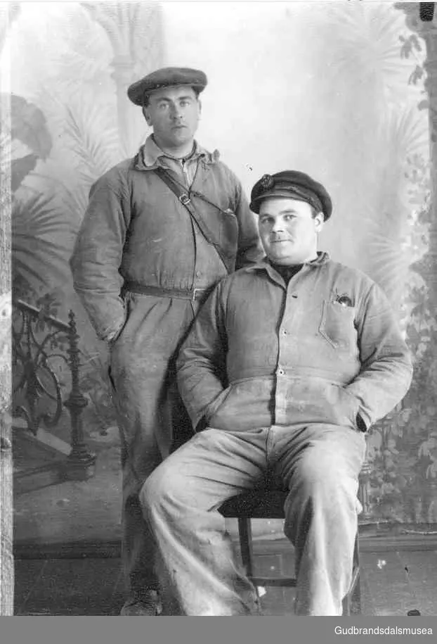 John Leireggen (sitjande) og Olaf Johansen (ståande), fiskebilsjåførar