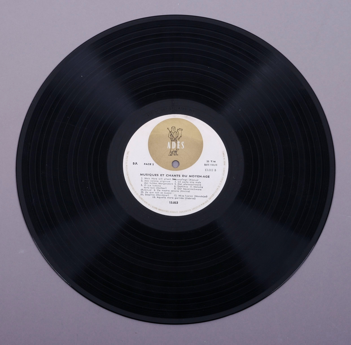 Grammofonplate i svart vinyl og papirlomme.