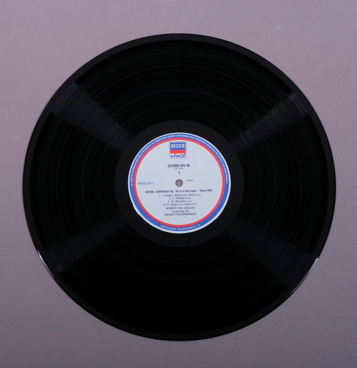 Grammofonplate i svart vinyl og plateomslag i papp. Plata ligger i en papirlomme fôret med plast.