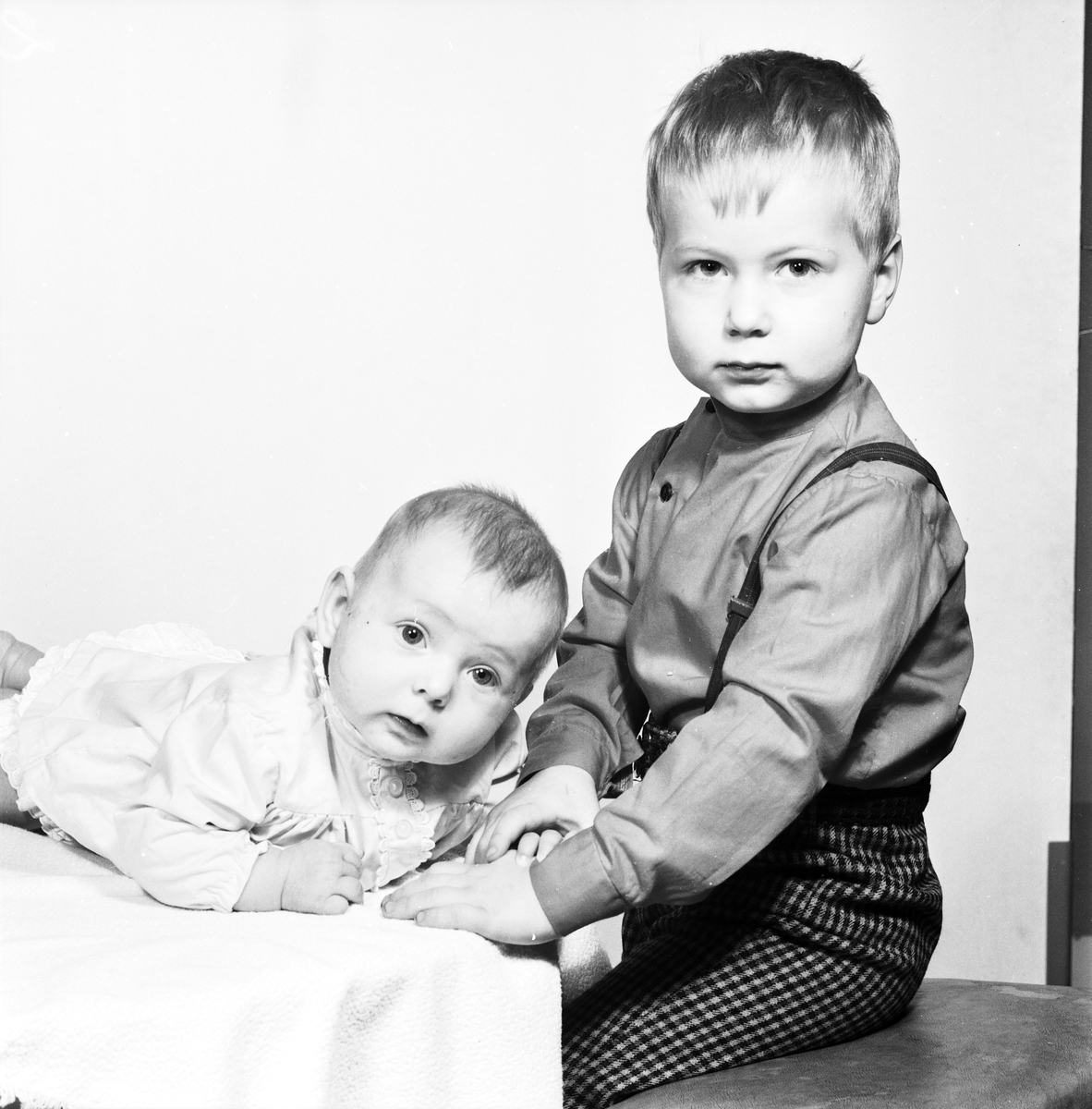 Gun-Britt Björk. Foto av barn, Norra Kopparslagargatan 11, Gävle. Den 4 december 1967