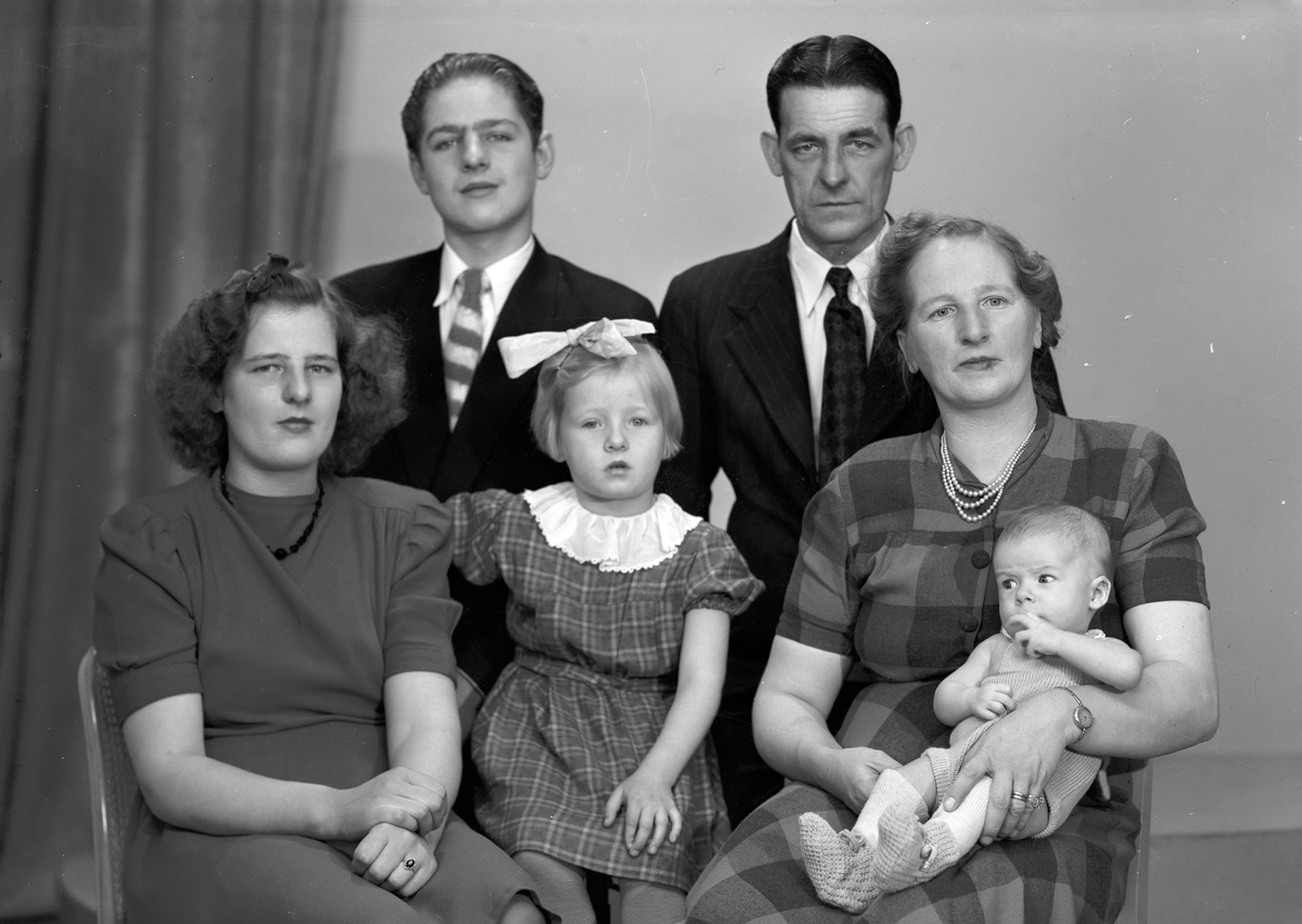 Familjeporträtt,2 december 1945. Herr Oscar Wallin, Elektro-Amatur, Gävle.