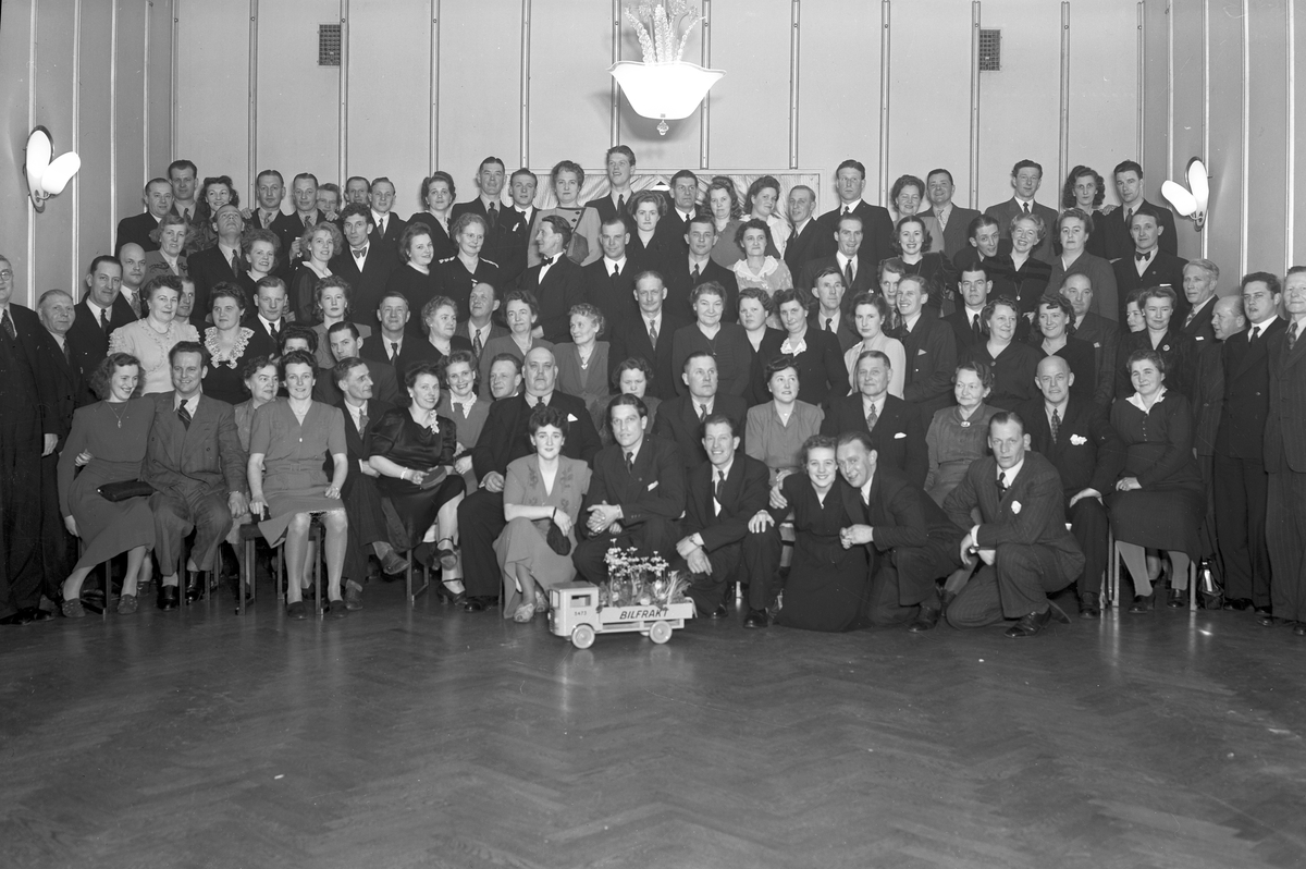 Gävle Åkeriförening. Gruppfotografi tagen på Hotell Baltic, Gävle. 5 mars 1946.