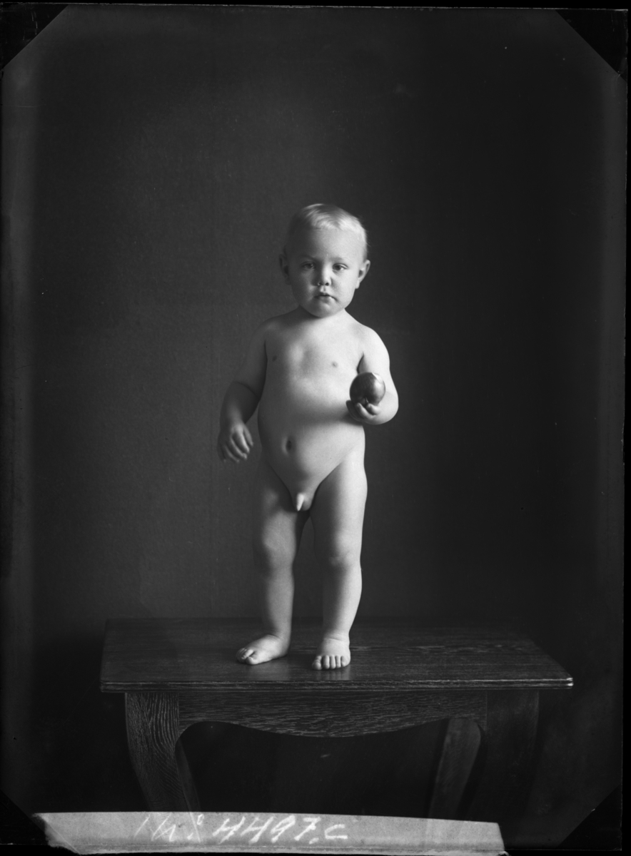 Ett litet barn, naken.
Grosshandlare Ad. Nilsson