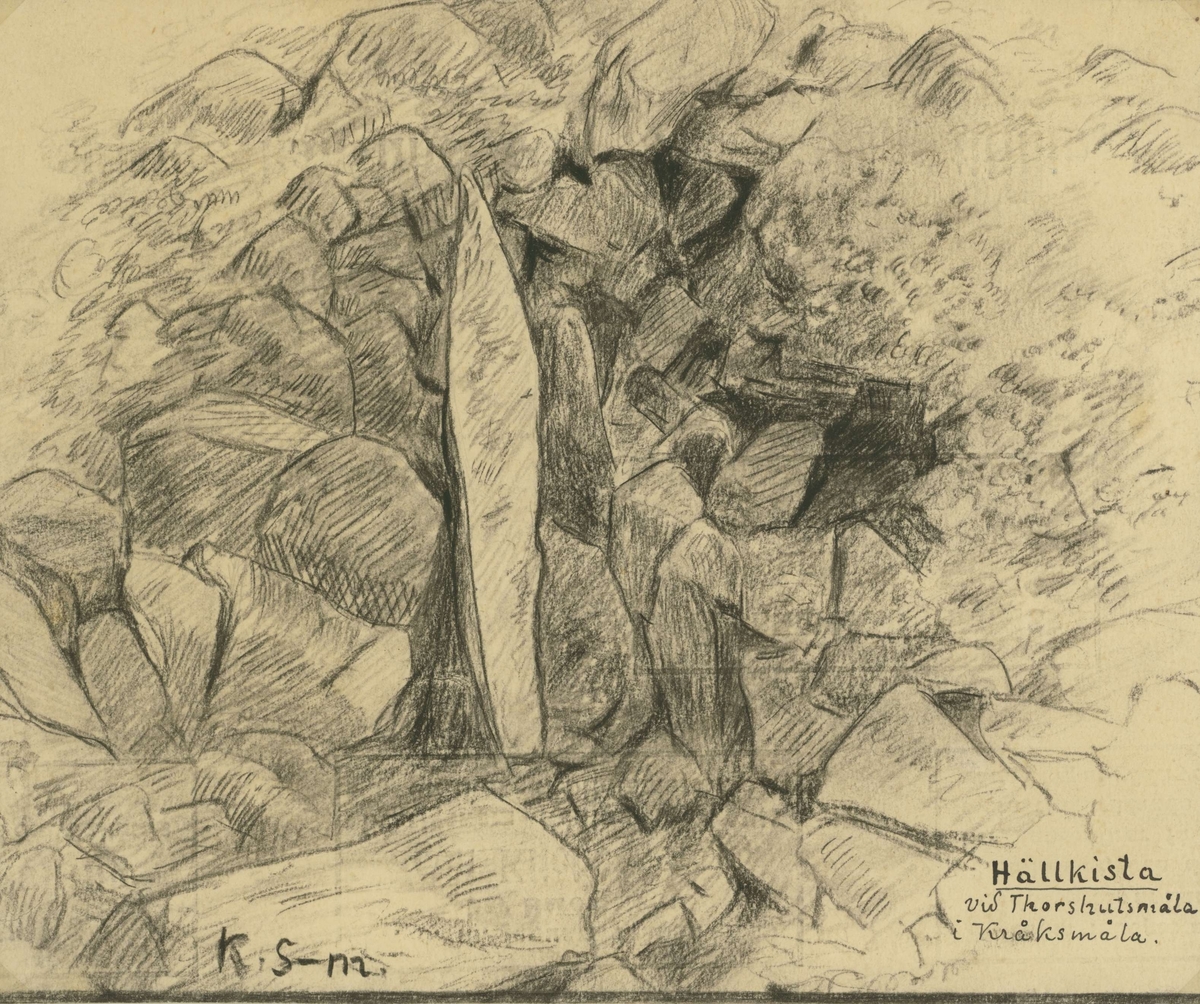 Uppges vara en plundrad hällkista. Gropen är sedd uppifrån och själva hällen står på kant.
Ur brev från Karl Sabelström 1935, som även skänkt teckningen till museet.