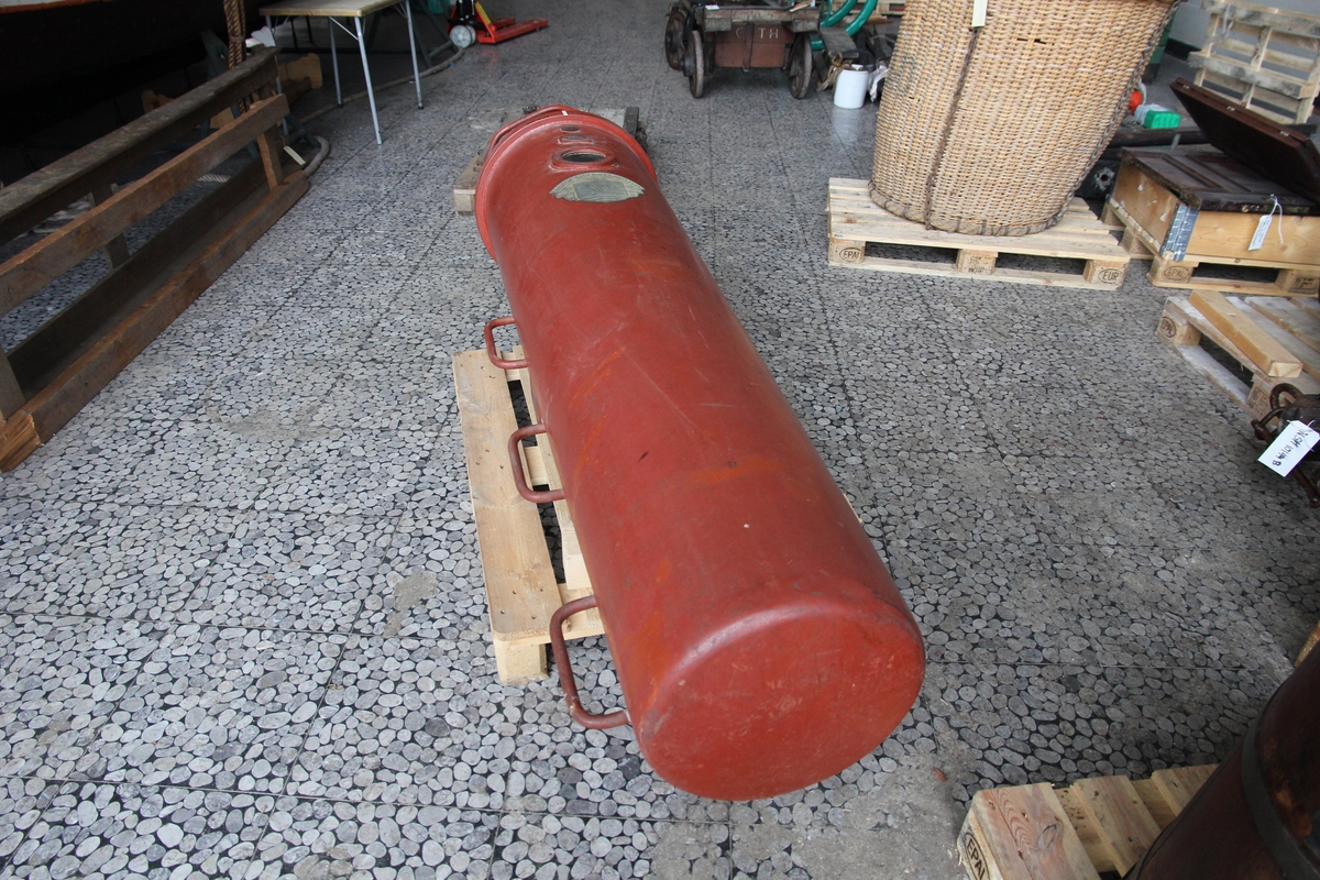 Rørliknende beholder der lokk i enden kunne skrues av. Pasienten ble lagt inn i kammeret (ved trykkfallsyke), trykket ble øket inne i kammeret ved hjelp av trykkluft gjennom ventil i lokket mens en observatør så på pasienten gjennom et lite vindu. Så ble hele kammeret med pasient fraktet til nærmeste sykehus med stort kammer (Bergen eller Horten).