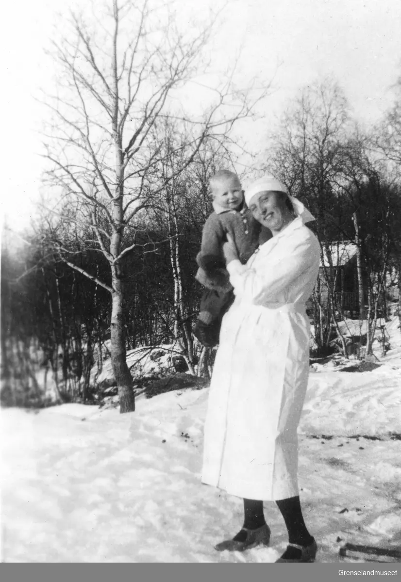 Fra Sollia barnehjem 1938.
Søster Karen Breivik med lille Aagot på armen.