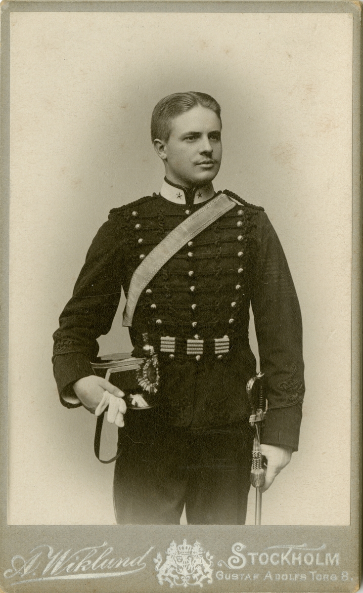 Porträtt av Oskar Vilhelm Jakob Wigert, officer vid Vaxholm artillerikår A 8 och Intendenturkåren.

Se även bild AMA.0009237.