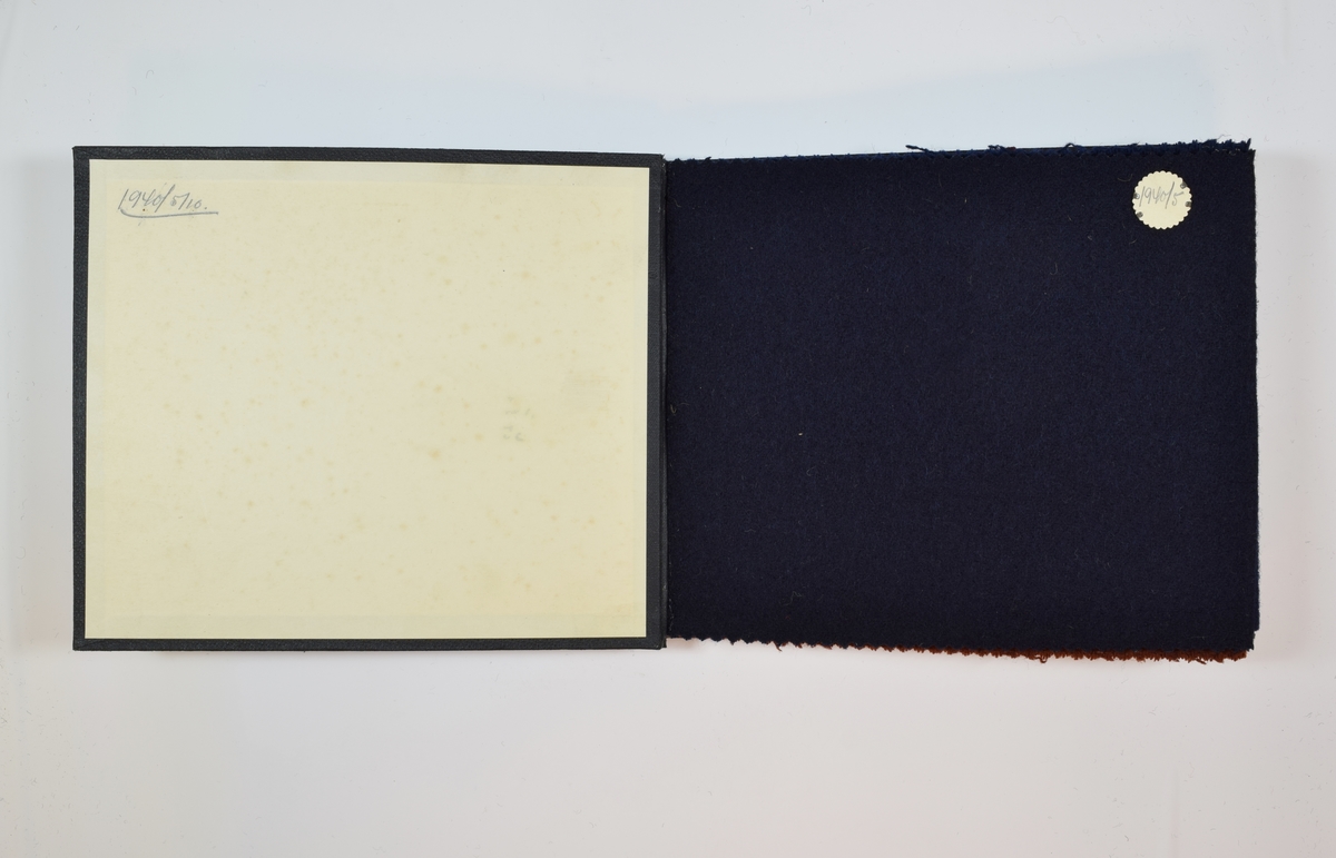 Rektangulær prøvebok med 6 stoffprøver og sorte harde permer. Permene er laget av hard kartong og er trukket med sort tynn tekstil. Boken inneholder middels tykke ensfargede stoff med fiskebensmønster. Kyperbinding/diagonalvevd. Tovet/valket? - særlig de to første stoffene i boken. Fargene varierer mellom stoffene, men vevmønsteret er det samme. Stoffene ligger brettet dobbelt i boken slik at vranga dekkes. Stoffene er merket med en rund papirlapp, festet til stoffet med metallstifter, hvor nummer er påført for hånd.  Innskriften på innsiden av forsideomslaget viser at alle stoffene har kvalitetsnummer 1940. 

Stoff nr.: 1940/5, 1940/6, 1940/7, 1940/8, 1940/9, 1940/10.