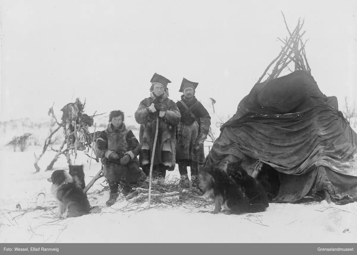 Reindriftssamer ved lavvoen sin ovenfor Langfjorden, Sandnes, vinteren 1897.