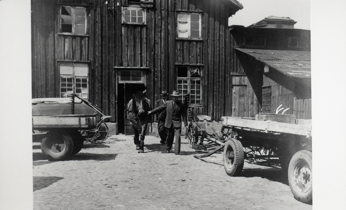 "Stallet på den gamla köpmansgården". Från utställningen "Falköping i bild" 1952.