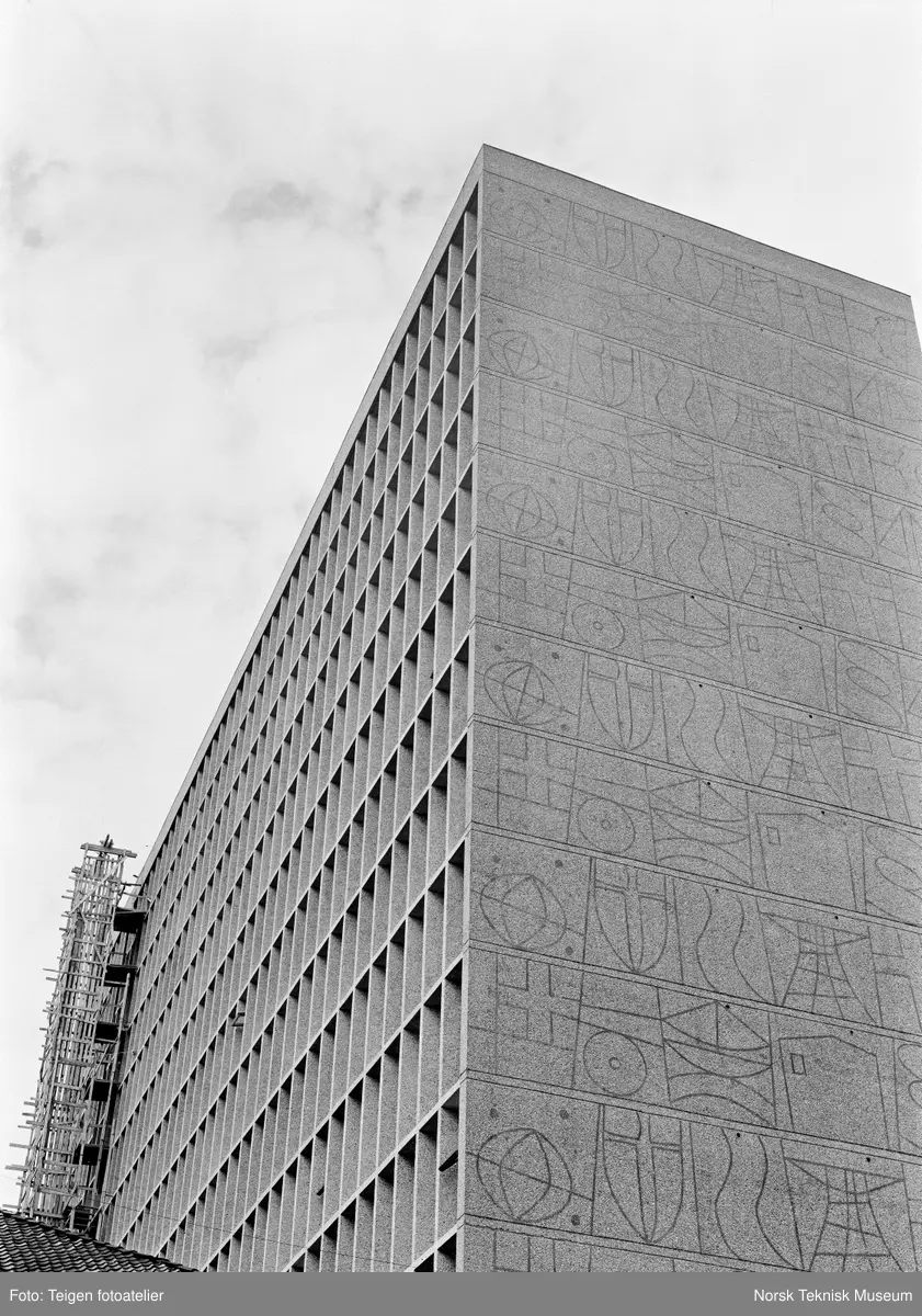 Byggeprosessen av Høyblokka i Regjeringskvartalet, inkludert støping av naturbetong og sandblåsing.