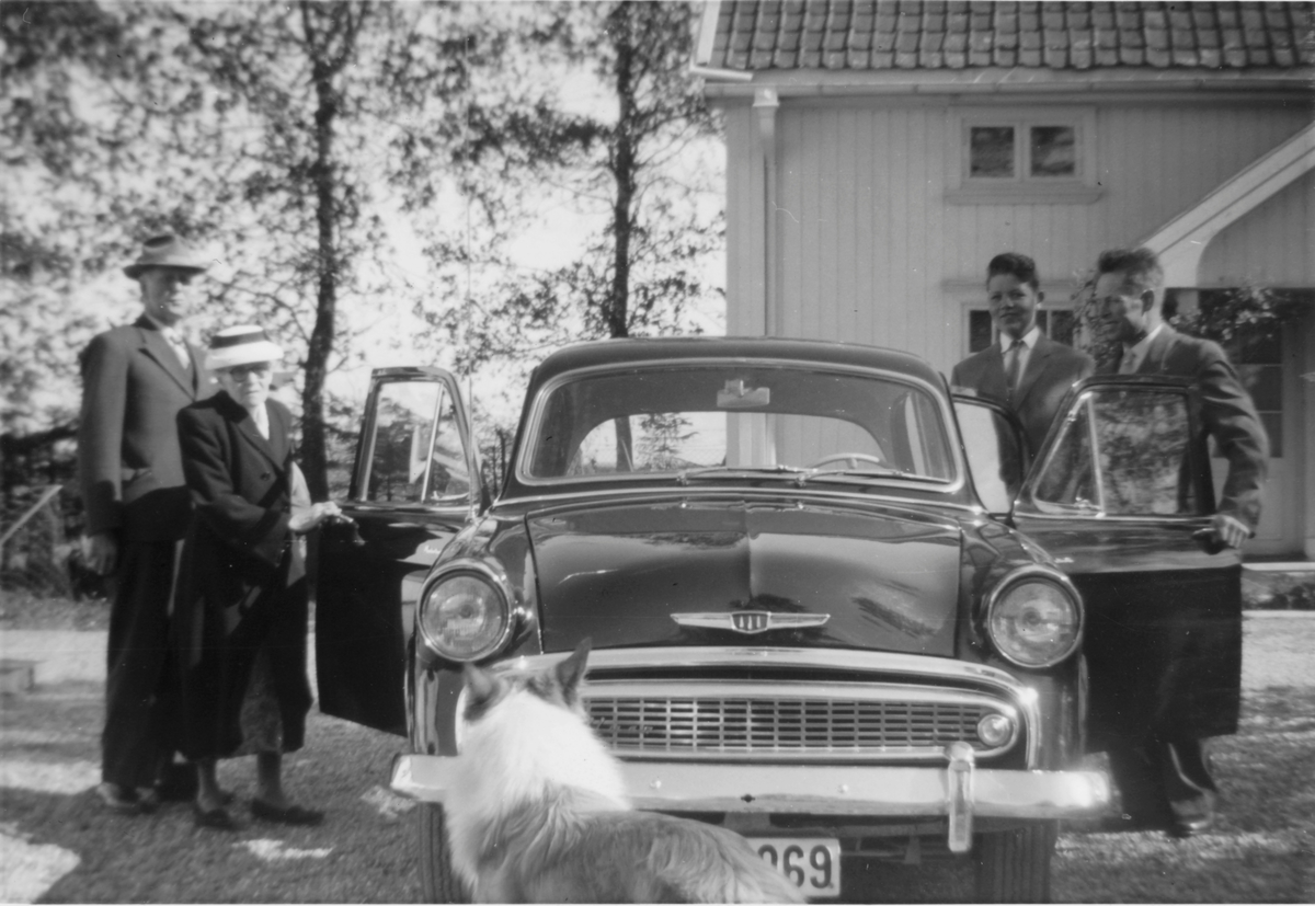 Flere personer ved bil. Hillman minx mkII 1957. Bildet er tatt på Norgarn, Gauterud, ca. 1960.