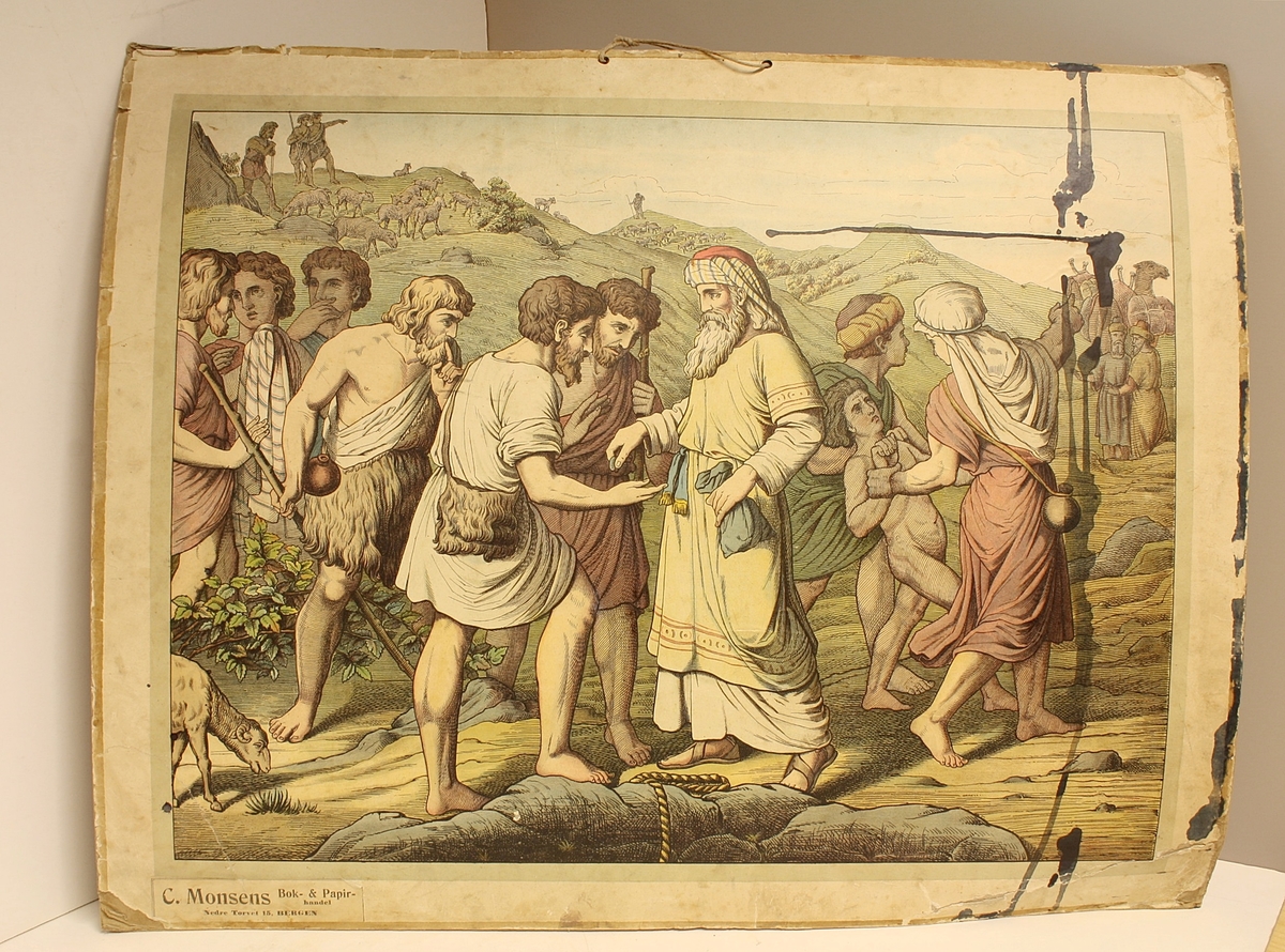 Rektangulær plakat. Menneskemengde. Gjetere med sauer i bakgrunnen på venstre side. Handelsmenn (?) med kameler i bakgrunnen på høyre side. Blekkflekker på høyre side.
Større blekkflekk på baksiden.