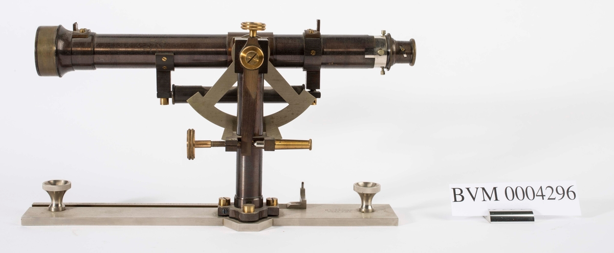 KIKKERT I MESSING PRODUSERT AV "FR. J. BERG, STOCKHOLM.
8891".