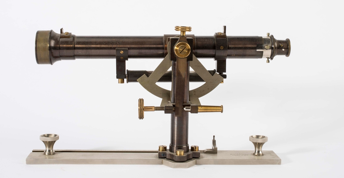 KIKKERT I MESSING PRODUSERT AV "FR. J. BERG, STOCKHOLM.
8891".