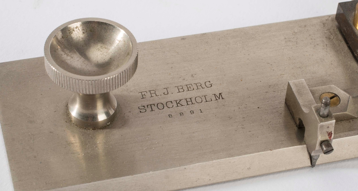 KIKKERT I MESSING PRODUSERT AV "FR. J. BERG, STOCKHOLM.
8891".