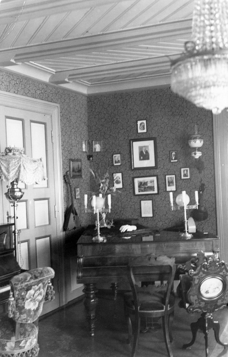 Interiørbilde fra Grieg/Tsjajkovkij-rommet, tatt mot avdelingen med Tsjajkovskij-portretter.