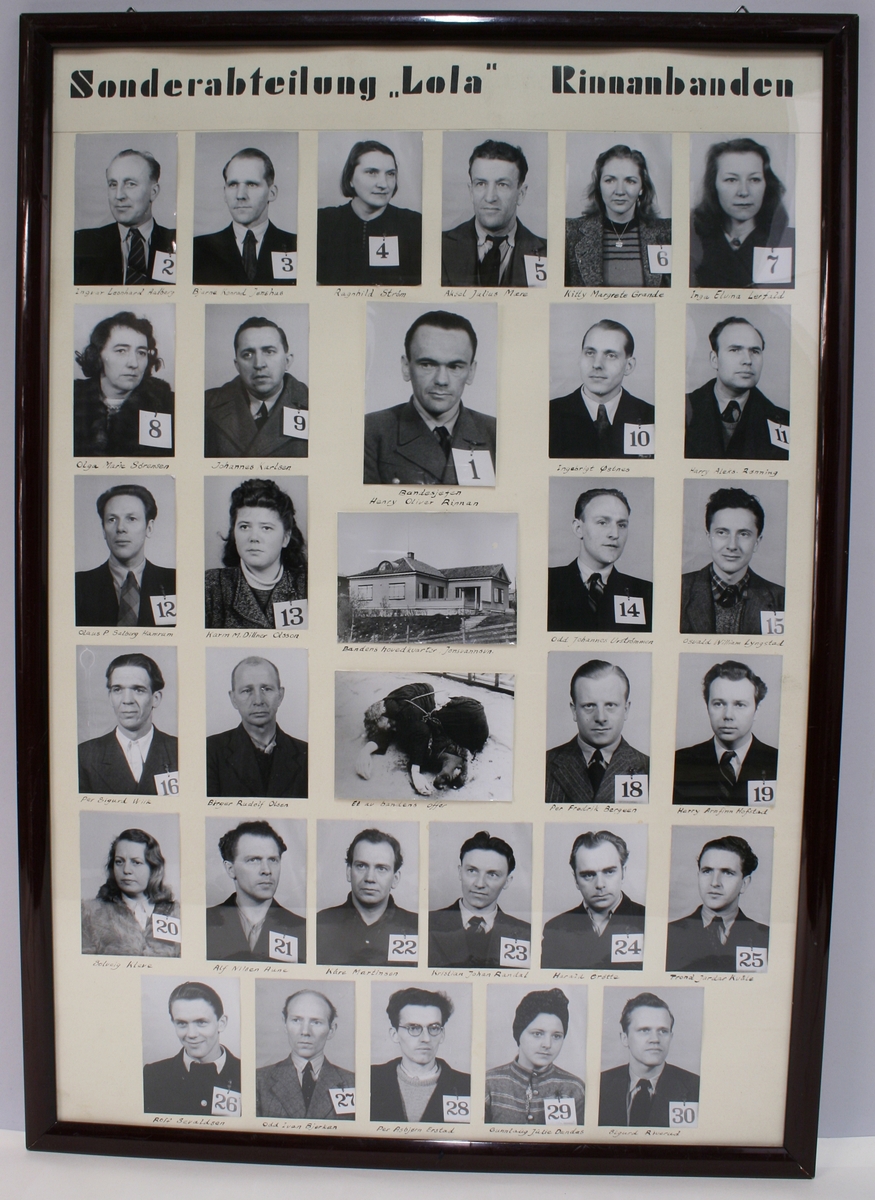 Biledmontasje med portretter av Sonderabteilung "LOLA" Rinnanbanden, 30 personer. Montasjen inneholder også et bilde av bandens hovedkvarter "Bandeklosteret" og et av drapsofferene.