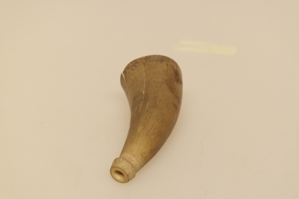 To koppehorn (a-b) til bruk ved årelating. Skåret og pusset. Begge er skåret til i den spisse enden.