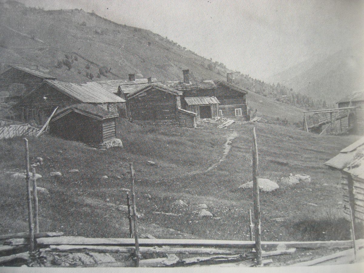 Laftet bygning i to etasjer. Svalgang i begge etasjer på inngangssiden, inntrukket svalgang på nordøstre fasade, der svalgangen ender i en utstikkende "hemmelighet", en utedo. Lukket svalgang i første etasje, delvis åpen svalgang i andre etasje. I svalgangen trapp til andre etasje. Fra svalgangen i første etasje dør inn til stua. Fra stua er det dør inn til et lite kjøkken i nordre hjørne og et kammers i østre hjørne.Stua har malte paneler med bilder med allegoriske motiver, som framstiller sanser og årstider, malt etter trykte forlegg. Disse er malt av Peder Ådnes, og kommer opprinnelig fra Bjellum i Jevnaker. I kammerset er det satt opp to paneler som er framstillinger av gardstunet på Bjellum.