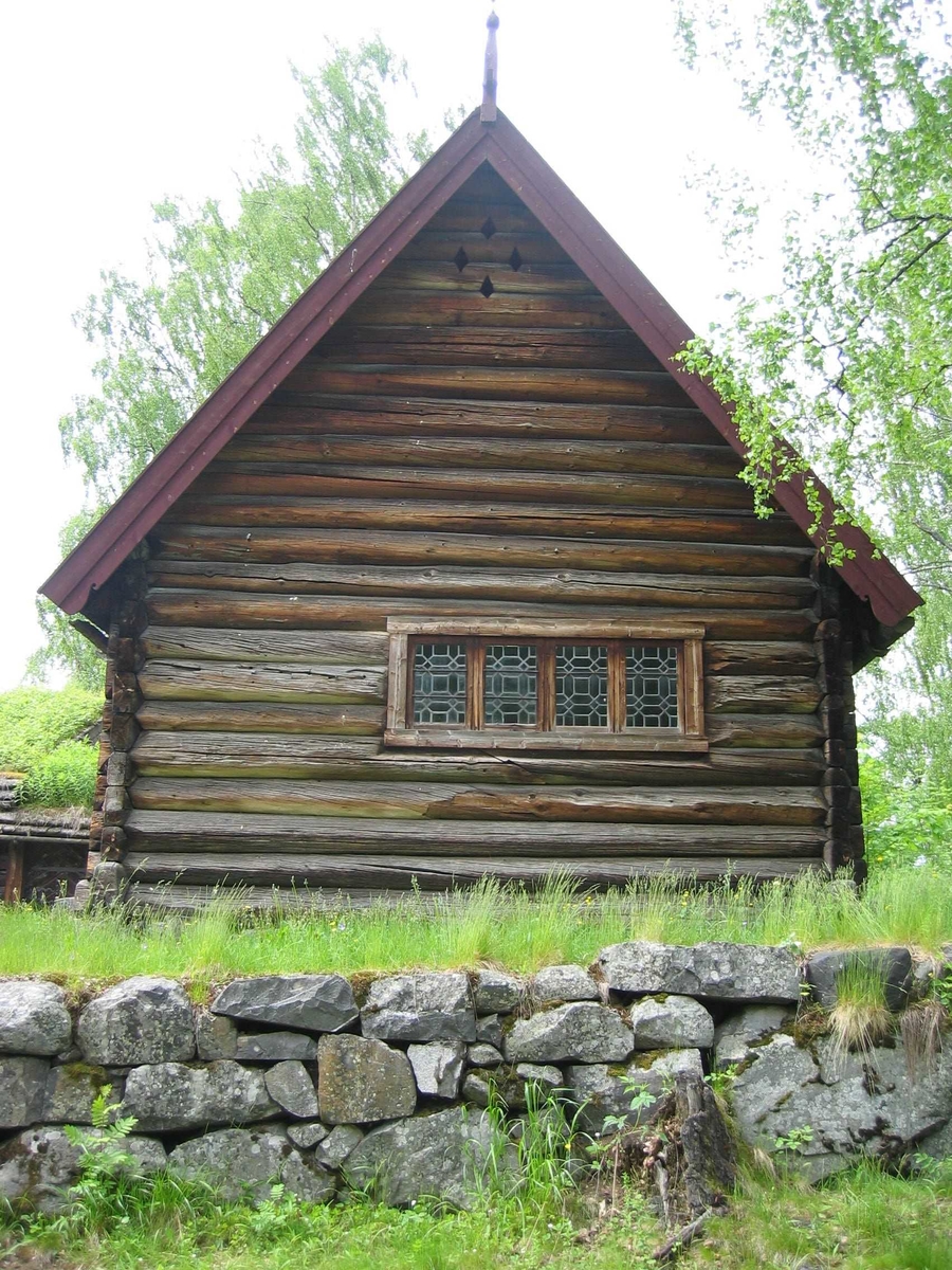Laftet bygning i en etasje, tilbygget et tårn i hjørnet og sammenbygget med H 14, Isumstua. Kapellet har to rom, der det østre rommet har malt akantusdekor på vegger og i tak. Åpent inn til skipet, der gulvet ligger lavere enn i koret. I skipet er det kirkebenk langs nordveggen og et stort pulpitur mot vest. Klokketårnet har inngang fra mellombygget mellom kapellet og stua, og er formet som en klokkestøpul, med støpulen i Vågå som forbilde. Tekket med takspon. Ved gjenreisningen sagede spon, senere kløyvde spon.