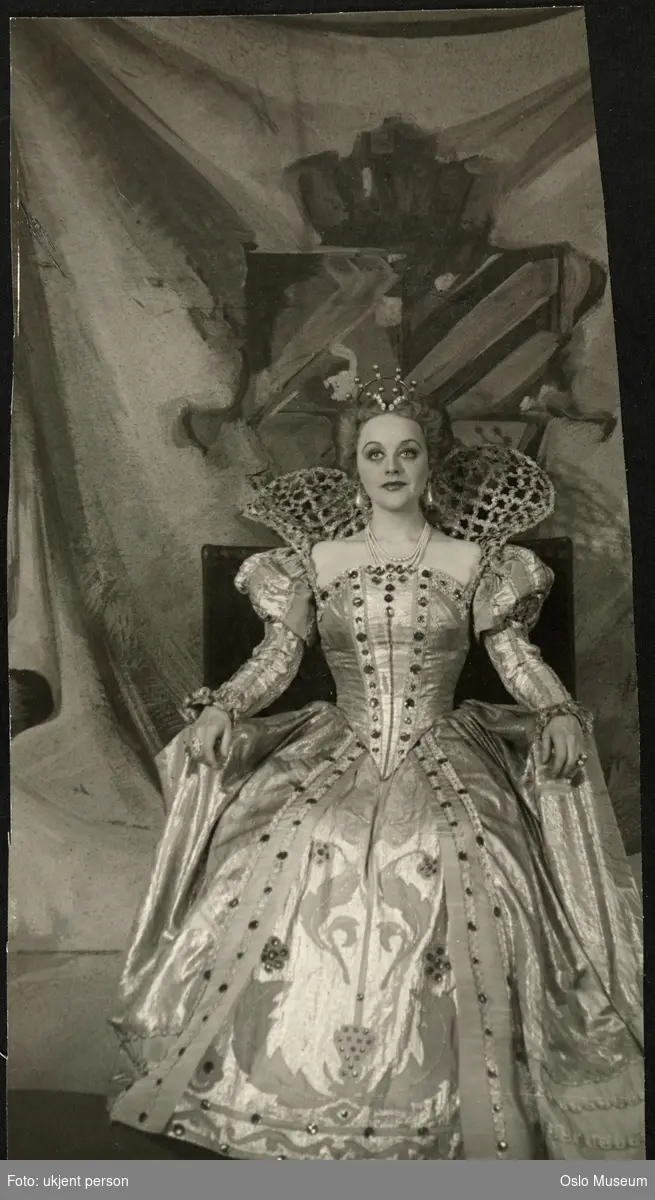 portrett, kvinne, skuespillerinne, rollebilde, tittelrollen i "Maria Stuart i Skottland" av Bjørnstjerne Bjørnson på Nationaltheatret, sittende helfigur, kostyme