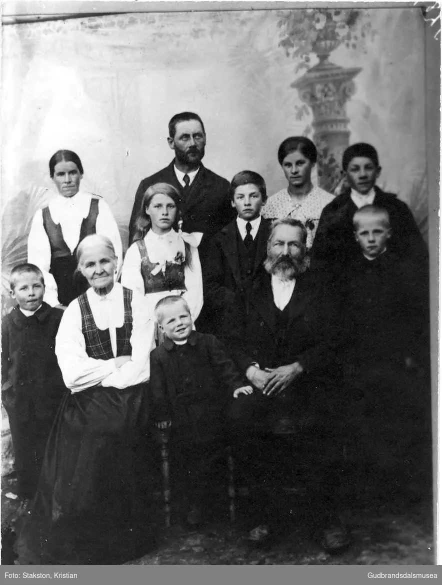 Ole Løkre, Ramstad (f. 1846) m.kone Kari Løkre (f. Ramstad 1844), dottera Anne Ramstad (f. 1875) med mann og born