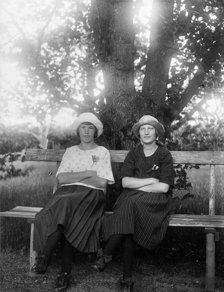 "Gunhild Johanson, Säva och Greta Erikson, Vilstena", Uppland 1922