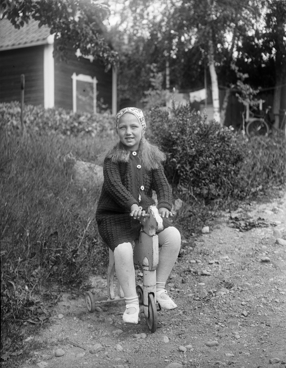 "Birgit Lindberg på cykelhästen", Anneberg, Altuna socken, Uppland 1922