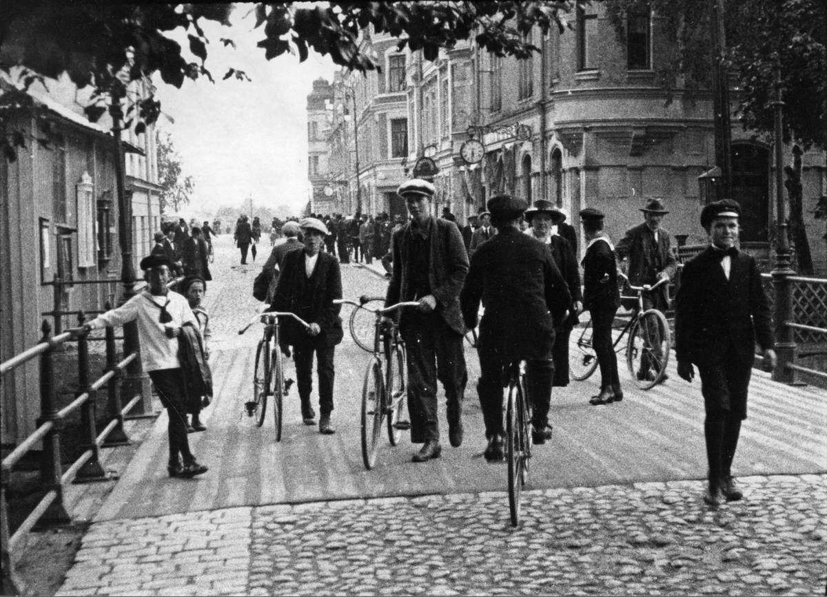 Stora Gatan och bron med flanörer och cyklister. 1910-20.
