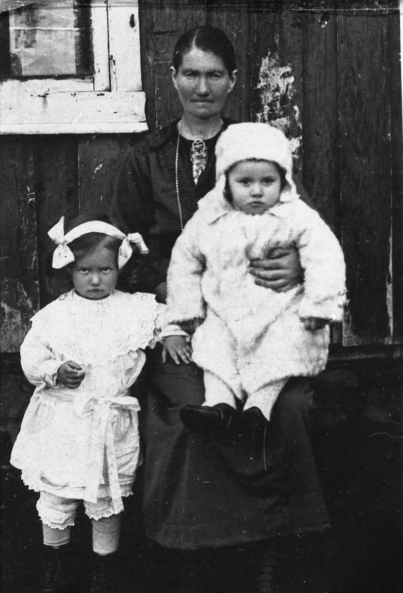 Karen Nilsen fra Kaldfarnes med sine to døtre.Ca.1899