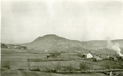 Postkort med motiv over Brandbu. Augedal til venstre.